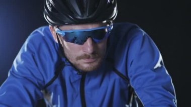 Kask ve Gözlük Takan Adam Bisiklete Biniyor