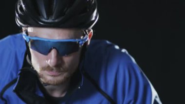 Kask ve Gözlük Takan Adam Bisiklete Biniyor