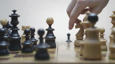 Beyaz Arka Planda Satranç Hamlesi