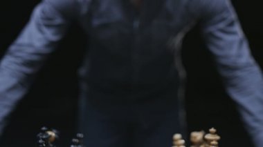 Oynamaya Hazırlanan Satranç Tahtası Nın Üstündeki Oyuncu