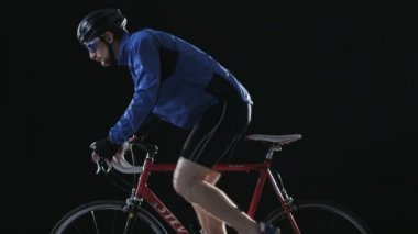  Kask ve Gözlük Takan Adam Bisiklete Biniyor