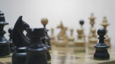 Beyaz arka plan üzerinde satranç tahtası döndürme