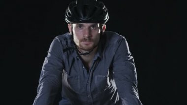 Kask takan ve bisiklete binen sağlıklı genç adam