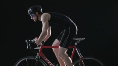 Kask Takan ve Bisiklete Binen Adam