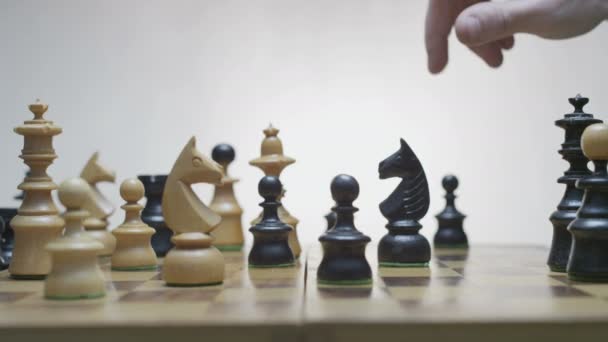 国际象棋移动前的犹豫 — 图库视频影像