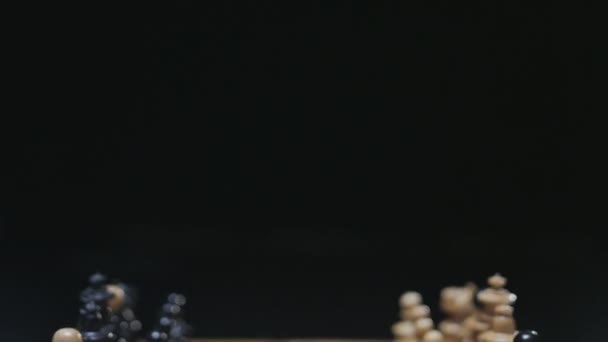 Pièces d'échecs fixées sur le plateau 