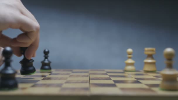 Schaakstukken op het schaakbord zetten — Stockvideo