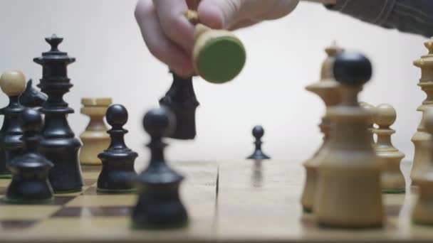 Movimentos de xadrez e rotação de tabuleiro de xadrez — Vídeo de Stock