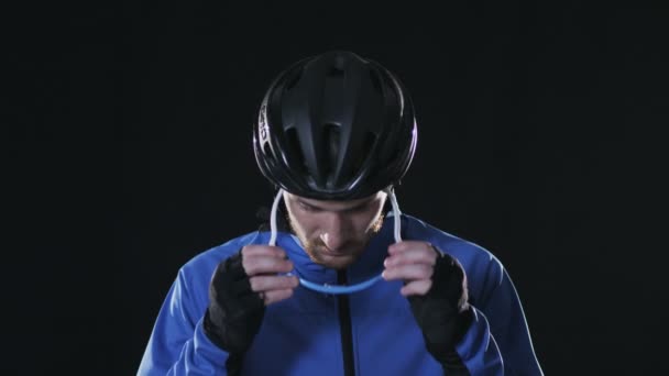 Hombre en un casco con gafas de ciclismo — Vídeos de Stock