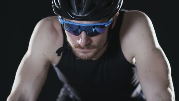 Homme avec casque et lunettes vélo d'équitation — Video