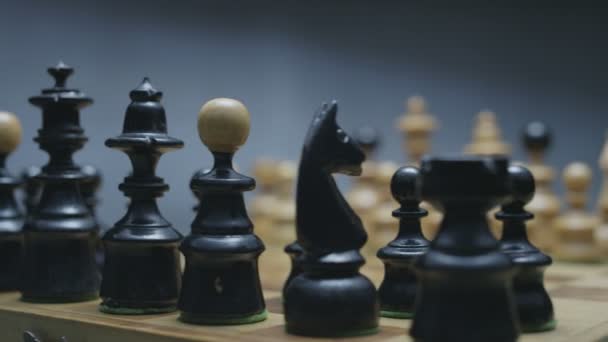 Rotation d'échiquier avec des pièces d'échecs dessus 