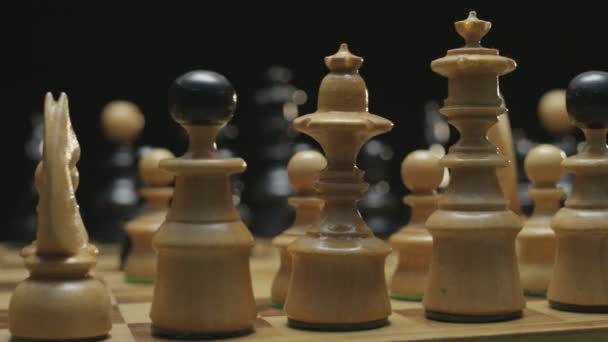 Rotación del tablero de ajedrez sobre fondo negro — Vídeo de stock