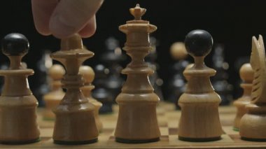 Satranç tahtası döndürme siyah arka plan üzerine