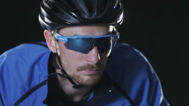 Man Wearomg Kask ve Gözlük Bisiklet sürme