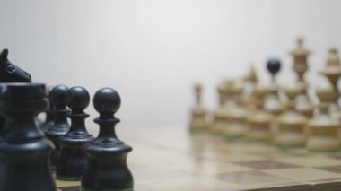 Üzerinde Satranç Taşları olan Satranç Tahtası Rotasyonu