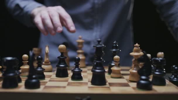 Männliche Hand bewegt Schachfiguren — Stockvideo
