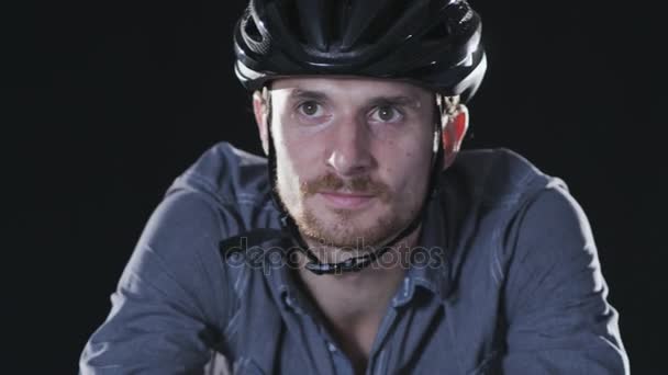 Hombre con casco a caballo bicicleta — Vídeos de Stock