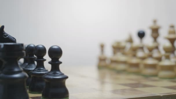 Rotação do tabuleiro de xadrez com peças de xadrez nele — Vídeo de Stock