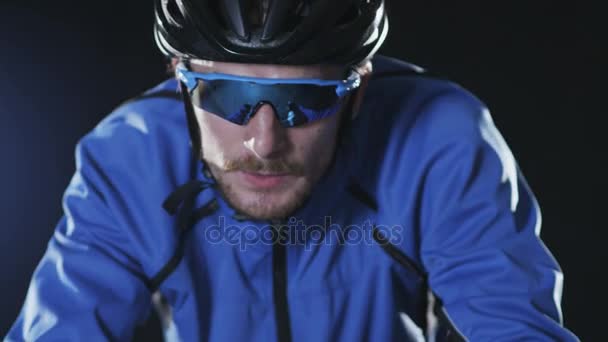 Homem vestindo capacete e óculos andando de bicicleta — Vídeo de Stock