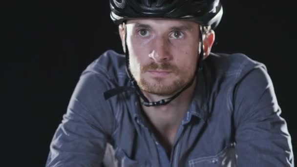 Homem vestindo capacete montando uma bicicleta — Vídeo de Stock