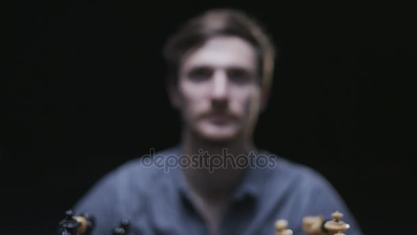 Παίκτης που κοιτάζει πάνω από τη σκακιέρα — Αρχείο Βίντεο
