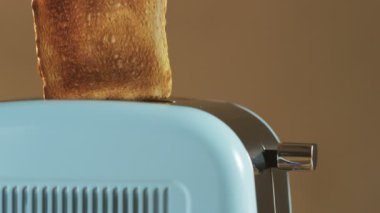 İki somun ekmek bir elektrikli tost makinesi dışarı atlama