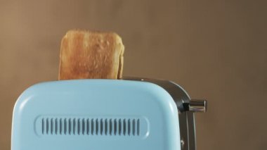 İki somun ekmek bir elektrikli tost makinesi dışarı atlama