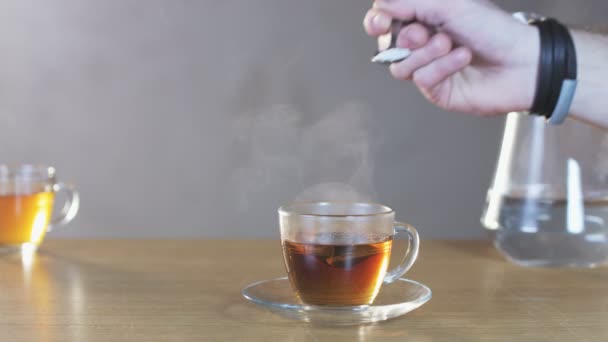 L'homme met du sucre dans une tasse — Video