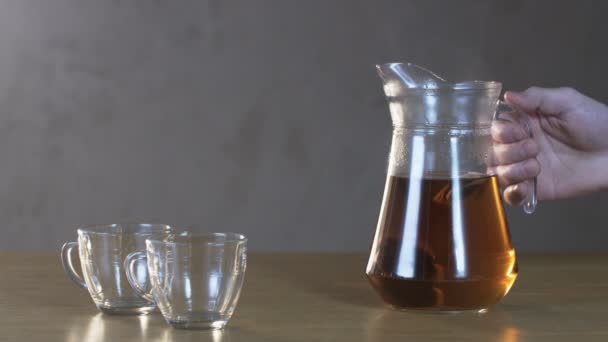 Hombre vierte té en una taza — Vídeos de Stock