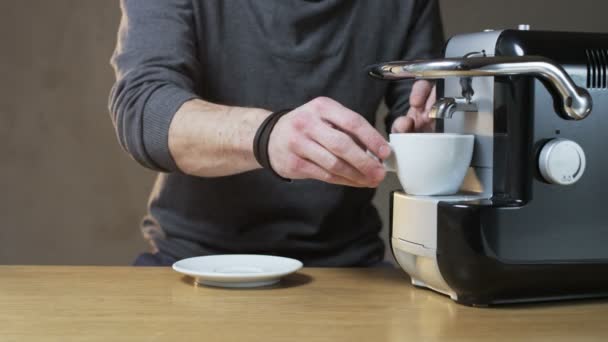 Ein Mann holt eine Tasse aus der Kaffeemaschine — Stockvideo