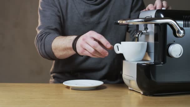 Ein Mann holt eine Tasse aus der Kaffeemaschine — Stockvideo