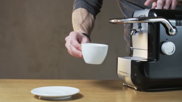 Een Man neemt een kopje uit de koffie Machine — Stockvideo