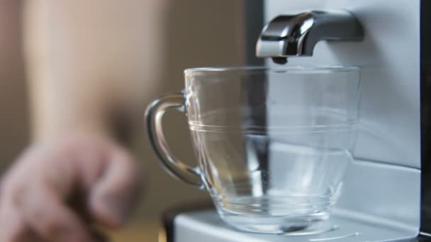 Jeune homme met une tasse dans la machine à café — Video