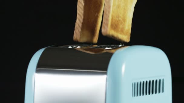 Zwei Brotlaibe springen aus einem Toaster — Stockvideo