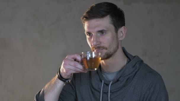 Jonge Man dranken thee uit een glas — Stockvideo