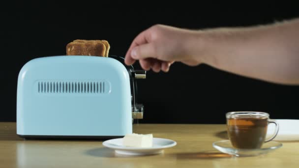 Людина вмикає тостер — стокове відео