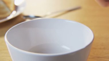 Müsli bir kaseye koyarak