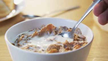 Bir kaşık ile karışık müsli