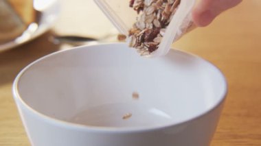 Küçük müsli bir kaseye koyarak