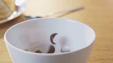Mısır gevreği bir kaseye koyarak