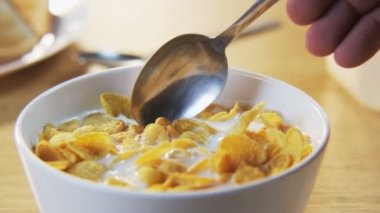 bir kaşık Mısır gevreği