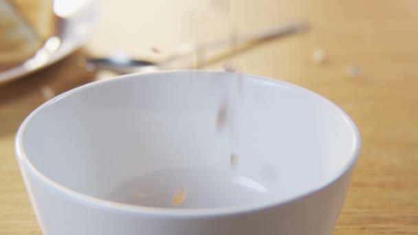 Att sätta müsli i en skål — Stockvideo