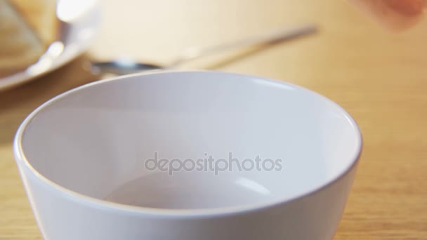 Att sätta cornflakes i en skål — Stockvideo