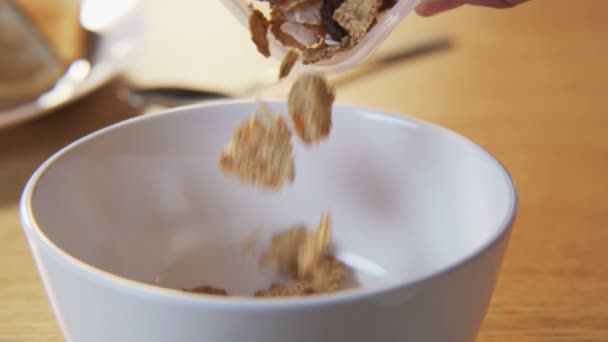 Att sätta müsli i en skål — Stockvideo