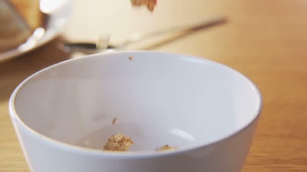 Weinig Muesli in een kom te zetten — Stockvideo