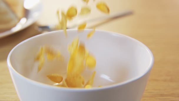 Cornflakes ingebruikneming een kom — Stockvideo