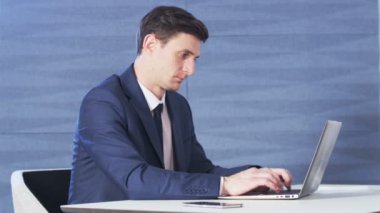 Genç işadamı onun iş bitirme