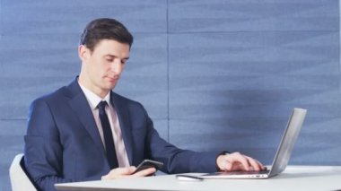 İşadamı cep telefonu ve bilgisayar kullanma