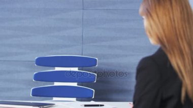 Genç işadamı memnuniyetle onun aradığını ve oturur