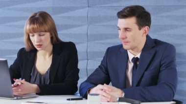 Ofiste işkadını gülümsüyor